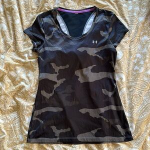 Women’s UnderArmour Workout Shirt Size Medium